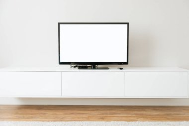 Beyaz oturma odasında beyaz ekran ayakta Smart Tv ile mock up