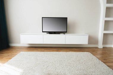 Smart Tv ve boş ekran ile güzel ve temiz oturma odası