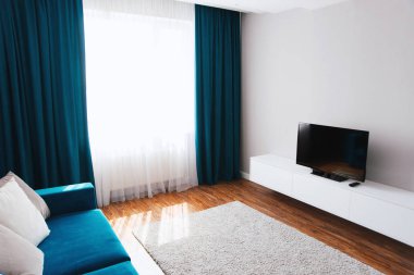 Temiz ve beyaz güzel oturma odası, minimalist konsept, Smart Tv.