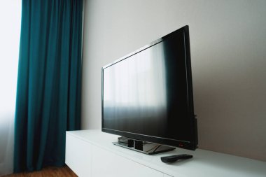 Akıllı Tv masada oturma odasında ayakta