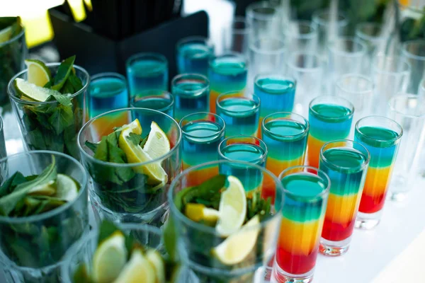 Table avec différents cocktails colorés sur la table bar — Photo