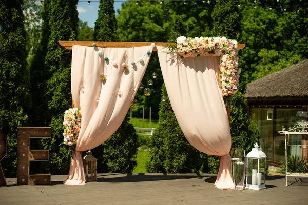 Hochzeitsbogendekoration mit Blumen am sonnigen Sommertag — Stockfoto