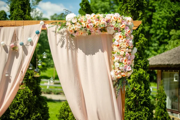 Dekorace svatební klenby s květinami za slunečného dne — Stock fotografie