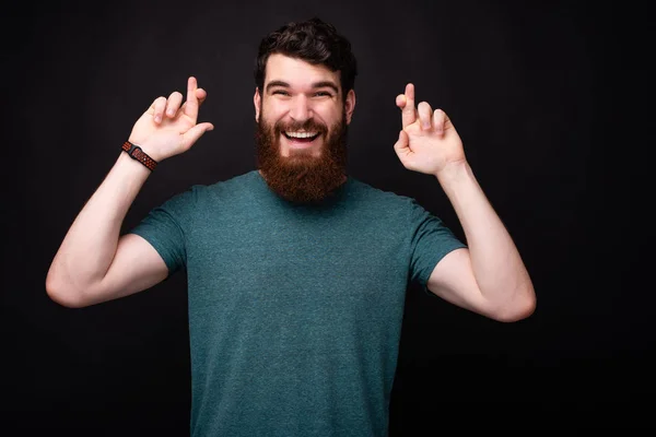 Foto van lachende man met gekruiste vinger het maken van een wens — Stockfoto