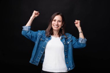 Gündelik başarı veya zafer kutluyor mutlu genç kadının portresi