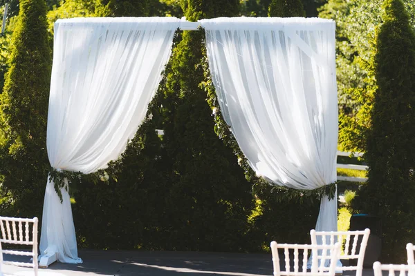 晴れた日の式のための結婚式の白いシンプルなアーチ — ストック写真