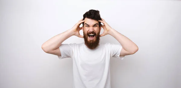 Fotó egy frusztrált szakállas férfi, miután a fejfájás és sikoltozik — Stock Fotó