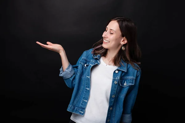 Retrato de una joven feliz con copyspace en la palma — Foto de Stock