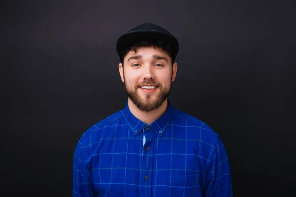 Retrato de jovem alegre homem sorrindo e olhando para a câmera — Fotografia de Stock