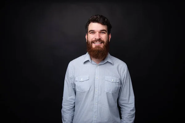 Retrato de hombre barbudo guapo con camisa sobre fondo aislado oscuro —  Fotos de Stock