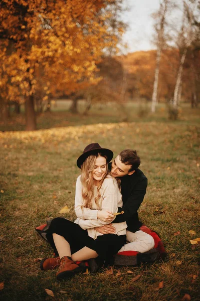 Щаслива усміхнена пара в любові приймає на відкритому повітрі в парку — стокове фото