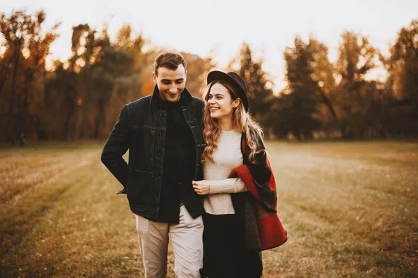 De cerca foto de pareja feliz caminando en el parque al atardecer —  Fotos de Stock