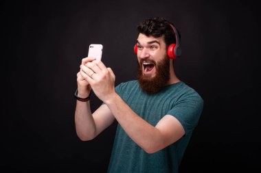 Akıllı telefona şok arayan genç sakallı adam 