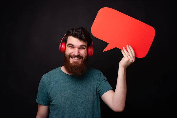 Lächelnder Mann mit Bart hält leere Sprechblase — Stockfoto