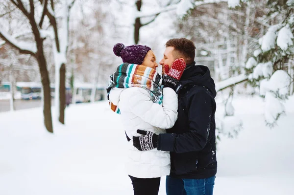 คู่รักที่มีความสุขกําลังสนุกกับเวลาอยู่ด้วยกันในสวนสาธารณะในฤดูหนาว . — ภาพถ่ายสต็อก