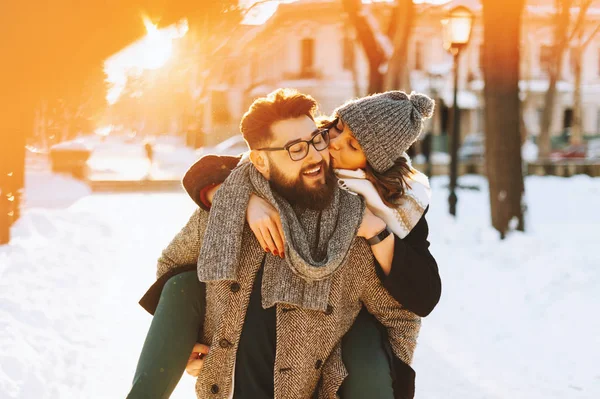 Joyful ungt par njuter av sin tid tillsammans i parken på vintern. — Stockfoto