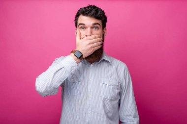 Kapa çeneni! El ile gündelik kaplama ağız Adam