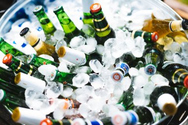 Buz dolu büyük bir kapta bira şişesi. Düğün bar açık havada.