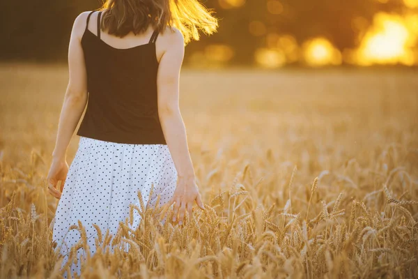 Photo of beautiful woman walking in wheat field at sunset — Stock Photo, Image