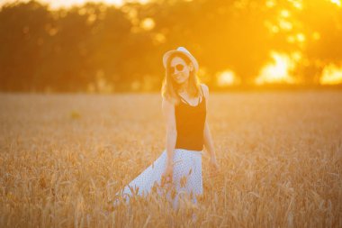 Handsoma güzel genç kadın, alanında özgür hissediyorum, poz ve gün batımı veya gündoğumu gülümseyerek