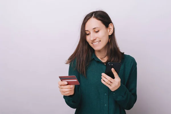 Genç kadının fotoğrafı, kredi kartını kullanarak, online alışveriş için, izole arka plan üzerinde duran — Stok fotoğraf