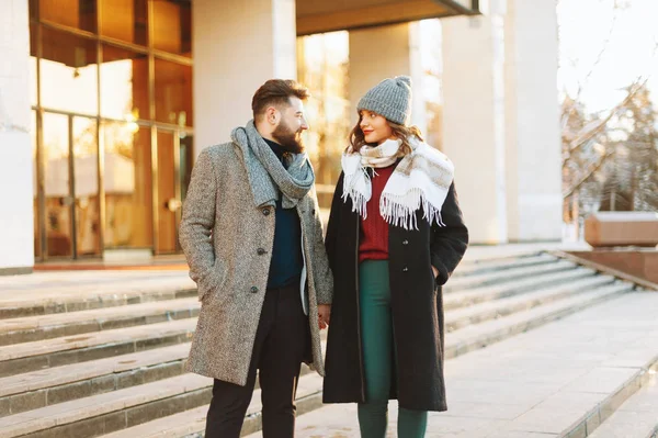 Foto de um namoro casal, um dia de caminhada de inverno, de mãos dadas e olhando um para o outro — Fotografia de Stock