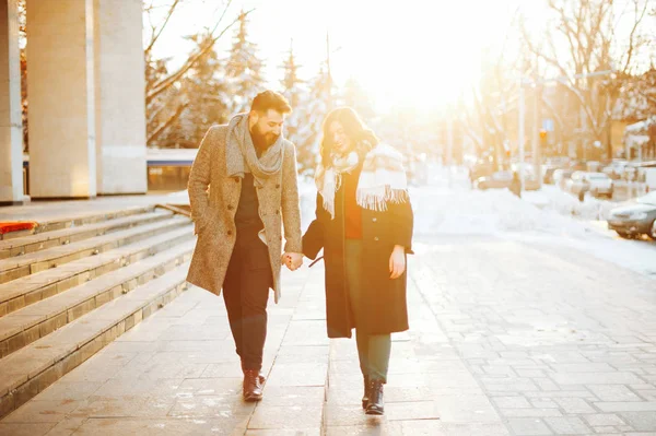 Фото зимової ходьби, двох чоловік, пари, тримає руки — стокове фото