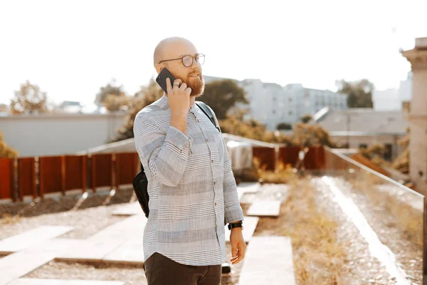 Photo de hansomea freelance, parlant au téléphone avec un client, sur la terrasse, Business Concept — Photo