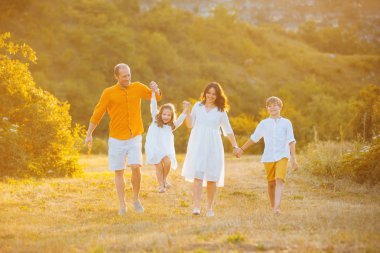 Mutlu aile yürüyüş ve bir alanda eğlenmek Fotoğrafı