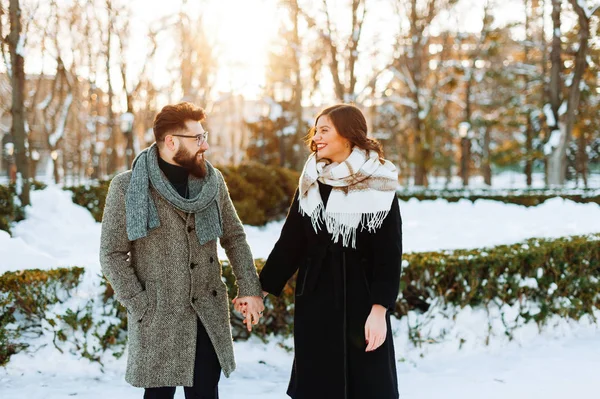 Foto Casal Mãos Dadas Passeio Inverno Parque — Fotografia de Stock