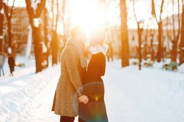 Güzel Çift Fotoğraf Kış Günü Yürüyüş Sarılma Öpüşme Güneş Işıkları — Stok fotoğraf