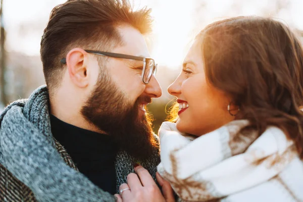 Portrait Couple Charmant Embrasser Regarder Autre Dans Les Yeux Photo — Photo