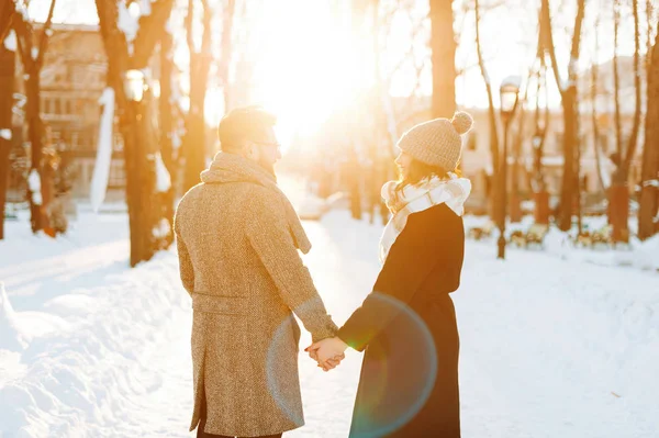 Foto Una Pareja Caminando Tomados Mano Sobre Fondo Luces Del — Foto de Stock