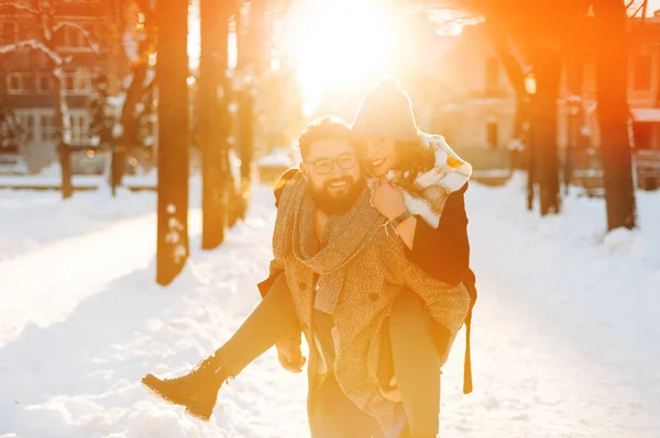 Yakışıklı Güzel Bir Çift Portresi Dışarıda Eğlenceli Hafing Bir Kış — Stok fotoğraf