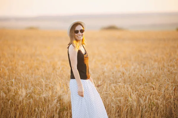 Bir Buğday Tarlasında Poz Veren Yakışıklı Gülümseyen Genç Kadının Fotoğrafı — Stok fotoğraf