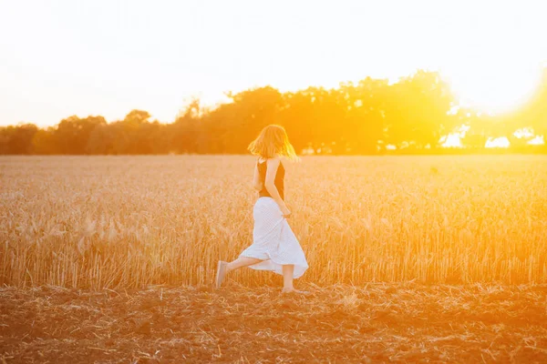 Zdjęcie Przystojnej Młodej Kobiety Zabawy Biegania Polu Złote Światła Słońca — Zdjęcie stockowe
