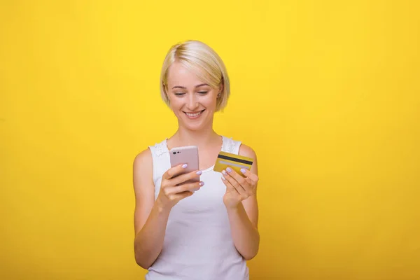 Tempo Compras Jovem Loira Usando Celular Cartão Crédito Para Compras — Fotografia de Stock