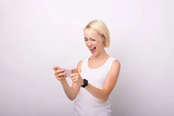 Foto Mulher Animado Jogando Telefone Celular Sobre Fundo Branco — Fotografia de Stock