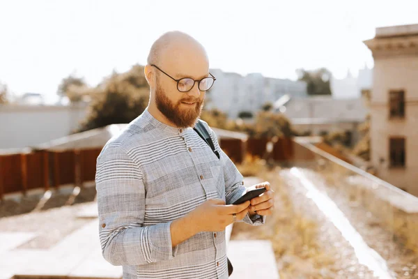 Gros Plan Portrait Jeune Homme Barbu Utilisant Téléphone Extérieur — Photo