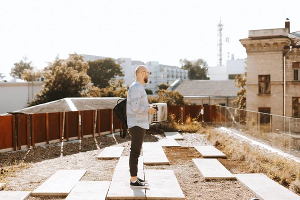 Çatıda duran ve bir yere bakan adam 