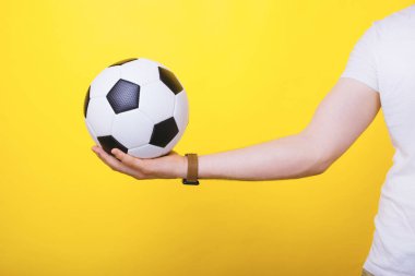Yakışıklı erkek el, avuç içinde bir futbol topu tutan, izole arka plan üzerinde