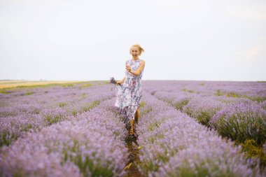 Lavanta tarlasında koşan genç bir kadının fotoğrafı