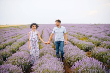 Lavanta alanı, çift poz ve el ele tutuşarak, Fotoğraf kavramı 