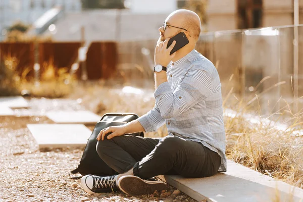 Portrait Young Hipster Man Using Phone Outdoor — Stock Photo, Image