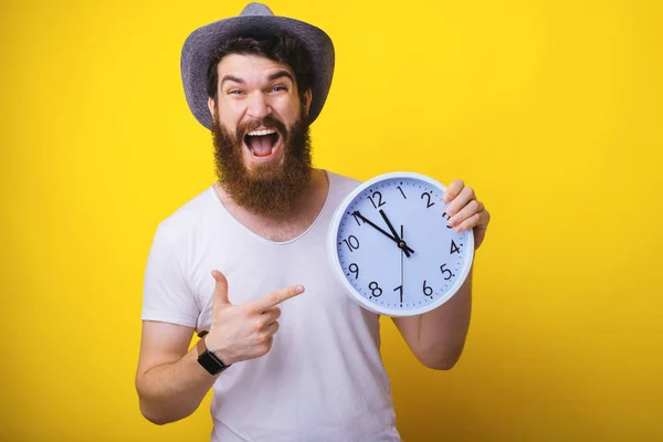 Foto Tipo Barbudo Excitado Con Sombrero Apuntando Reloj Blanco Sobre — Foto de Stock
