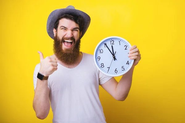 Guapo Barbudo Vestido Con Sombrero Excitado Sosteniendo Reloj Mostrando Pulgar — Foto de Stock