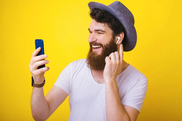 Bel Homme Avec Barbe Chapeau Utilisant Téléphone Mobile Les Aéropodes — Photo