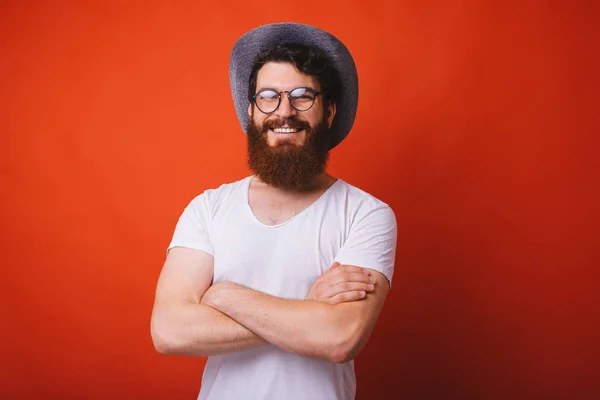 Retrato Homem Barbudo Chapéu Nad Óculos Cruzando Mãos Sorrindo Para — Fotografia de Stock