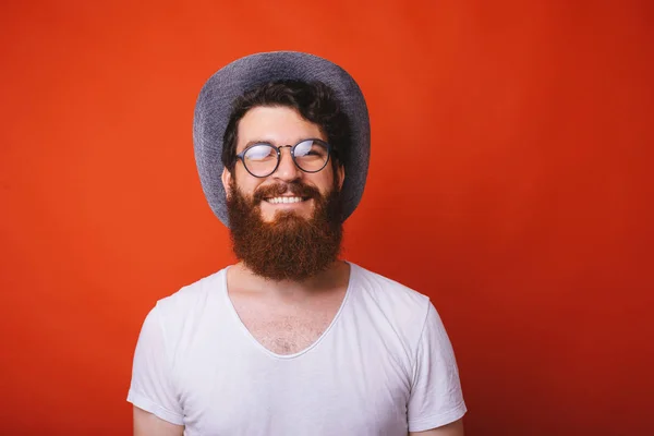 Retrato Hipster Bonito Chapéu Glasse Sobre Backgrpound Vermelho — Fotografia de Stock