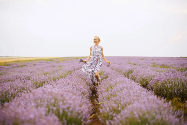 Photo Joven Guapa Divirtiéndose Campo Lavanda — Foto de Stock